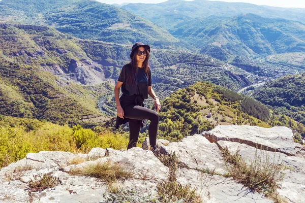 Mujer Turista Trekking Montaña Otoño Con Impresionante Vista Bov Village —  Fotos de Stock