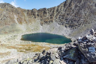 Bulgaristan 'ın Rila Dağı' nda iki göllü dağ manzarası