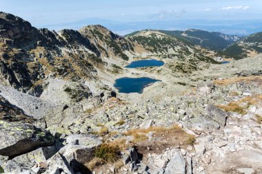 Bulgaristan 'ın Rila Dağı' nda iki göllü dağ manzarası