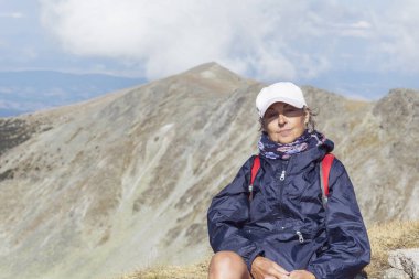 Rila Dağı 'nda büyüleyici manzaralı yürüyüşçü kadın. Bulgaristan 'da Musala Tepesi Yazın