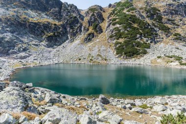 Bulgaristan 'ın Rila Dağı' nda iki göllü dağ manzarası