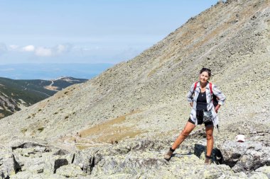 Rila Dağı 'nda büyüleyici manzaralı yürüyüşçü kadın. Bulgaristan 'da Musala Tepesi Yazın