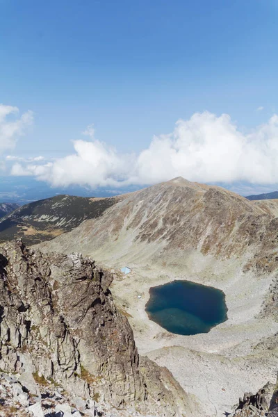 Krajobraz Górski Dwoma Jeziorami Błękitną Wodą Górze Rila Bułgaria — Zdjęcie stockowe
