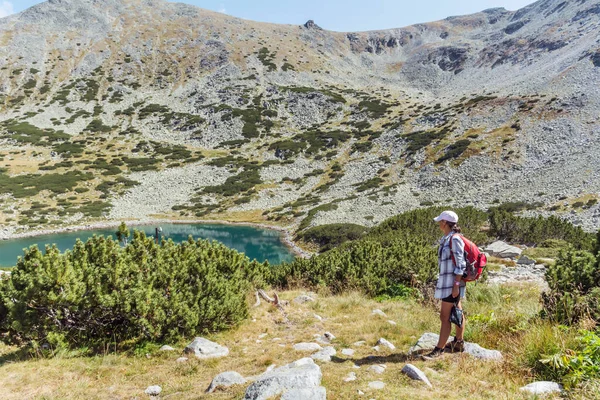 Wandelaar Vrouw Rila Mountain Met Prachtig Uitzicht Meren Musala Piek — Stockfoto