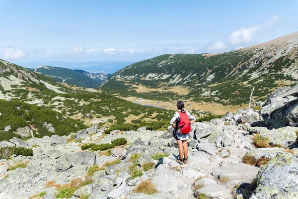 Wandelaar Vrouw Rila Mountain Met Prachtig Uitzicht Musala Piek Bulgarije — Stockfoto