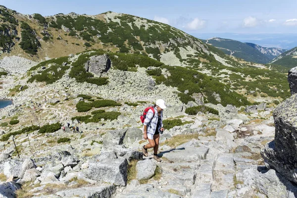 Wandelaar Vrouw Rila Mountain Met Prachtig Uitzicht Musala Piek Bulgarije — Stockfoto