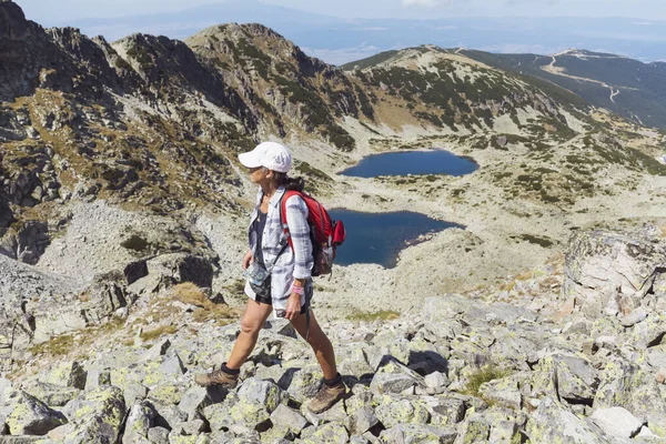 Wandelaar Vrouw Rila Mountain Met Prachtig Uitzicht Meren Musala Piek — Stockfoto