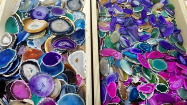 Mavi akik, yeşil malakit ve mor agat kristal jeotun güzel kesiti. Doğal yarı saydam jeot kristal yüzeyi