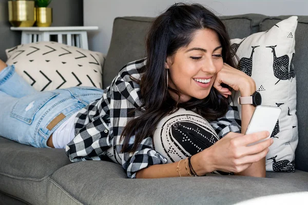 Belle Jeune Femme Souriante Assise Maison Utilisant Téléphone Mobile — Photo