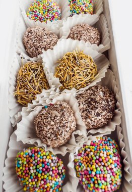 Enerji topları. Hurma mantarı, ceviz ve kakao. Sağlıklı tatlı, şekersiz.