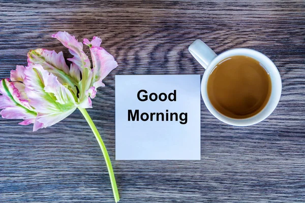 Kopp Kaffe Med God Morgon Meddelande Och Rosa Tulpan Blomma — Stockfoto