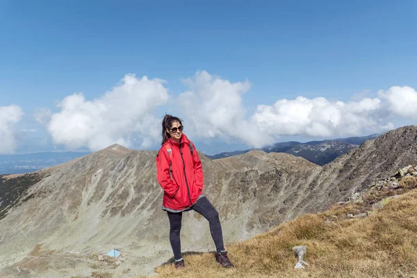 Caminante Mujer Montaña Rila Con Impresionantes Vistas Pico Musala Bulgaria —  Fotos de Stock