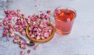 Gül, pembe fincanda çay tomurcuklanır. Çay yapraklarından yapılan çay.