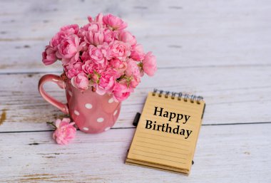 Pembe Güller Buketi ve Not Defteri ile Mutlu Yıllar Kartı