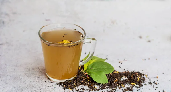 Glazen Kopje Met Groene Thee Sinaasappelschillen Kruidendetox Thee — Stockfoto