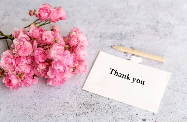 Obrigado Cartão Saudação Com Belas Rosas Rosa Fundo Madeira Branca — Fotografia de Stock