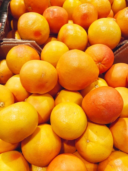 Viele Orangefarbene Grapefruits Supermarktregal Gestapelt — Stockfoto
