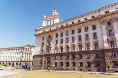 SOFYA, BULGARYA - 30 Ağustos 2021: Bulgaristan 'ın Sofya kentindeki Bakanlar Kurulu Güneşli bir günde Largo olarak tanınıyor