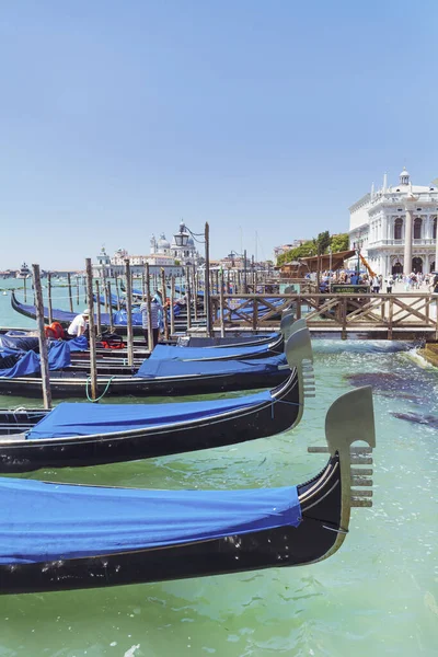 Venecia Italia Junio 2016 Las Góndolas Azules Los Canales Venecia — Foto de Stock