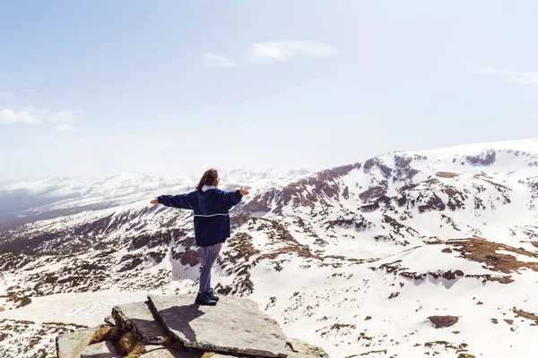 Wandelaar Vrouw Staande Top Van Rila Mountain Met Een Prachtig — Stockfoto