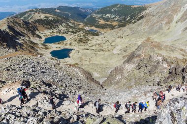MUSALA, BULGARIA - 25 Ağustos 2020: Yaz Dağı 'nda yürüyüş yapan birçok kişi. Rila Dağı, Bulgaristan. Musala Tepesi  