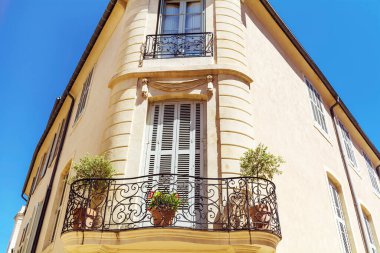 Fransa için tipik mimari tarzında Fransız pencereleri ve balkonu olan bina