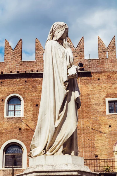 Estátua Dante Alighieri Verona Itália — Fotografia de Stock