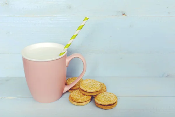 Rosa Tasse Milch Und Kekse Zum Frühstück Auf Blauem Holzgrund — Stockfoto