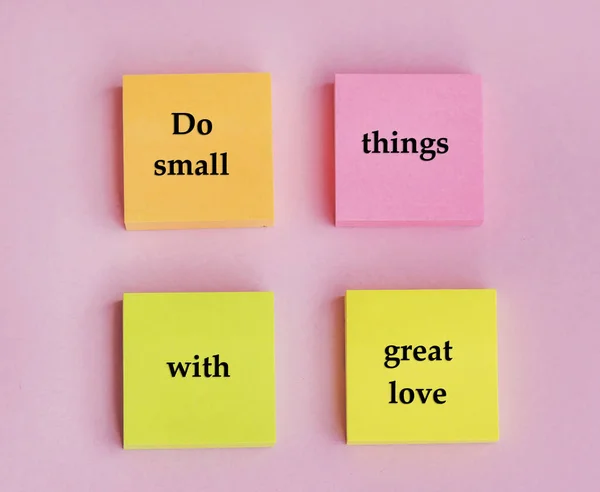 Κάντε Μικρά Πράγματα Μεγάλο Μήνυμα Αγάπης Γραμμένο Αυτοκόλλητες Σημειώσεις Ροζ — Φωτογραφία Αρχείου