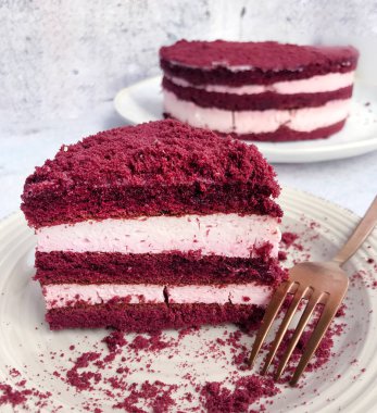 Kırmızı kadife kek, krem peynirli kırmızı tereyağlı sünger kekten klasik üç katlı kek.