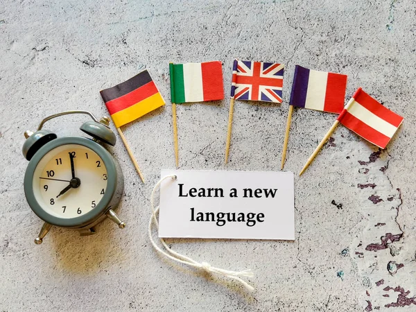 Naučte Nový Koncept Jazykové Výchovy Mnoha Vlajkami Zemí Budíkem Kartou — Stock fotografie