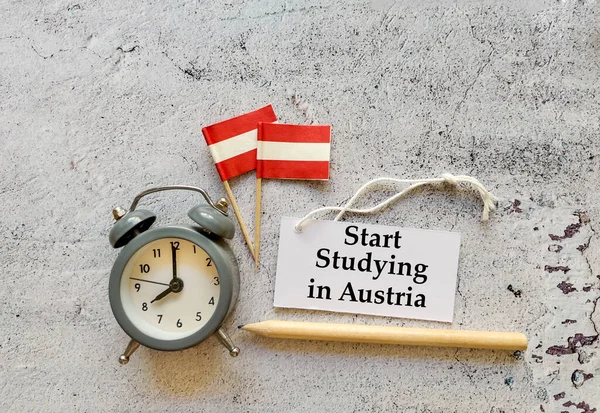 오스트리아에서는 자명종 바탕에 오스트리아 국기를 가지고 공부를 — 스톡 사진
