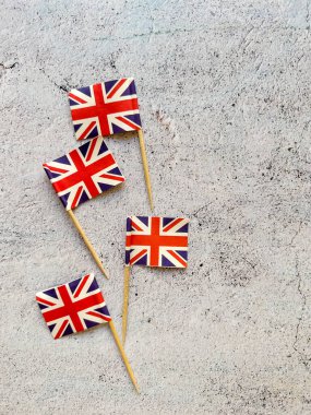 İngiliz bayrakları. Gri desenli arkaplanda kopyalama alanı olan Birleşik Krallık bayrakları 