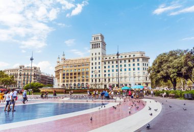 BARCELONA, İspanya, 22 Haziran 2016: Barcelona 'daki Placa de Catalunia Meydanı' nda Güvercinleri Besleyen Kadın