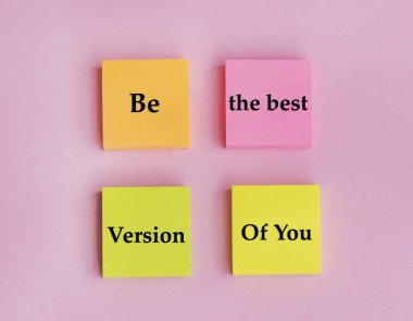 Pembe arka plandaki yapışkan notlarda en iyi versiyonun ol.