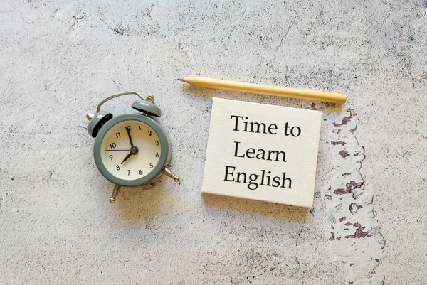 Ideje Megtanulni Angol Nyelvet Oktatási Koncepció Ébresztőórával Üzenetkártyával — Stock Fotó