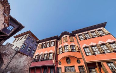 PLOVDIV, BULGARIA - 15 Mart 2022: Bulgaristan 'ın Filibe kentinde Geleneksel Kırmızı Antika Evleri olan Eski Şehir