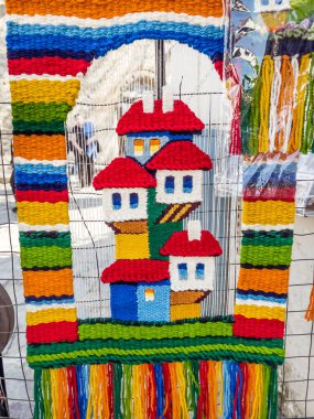 Evleri olan geleneksel Bulgar halısı.