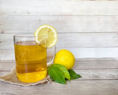 Cam bardakta limonlu kombu çayı.