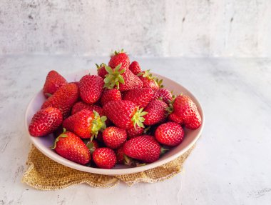 bir kase taze kırmızı çilek