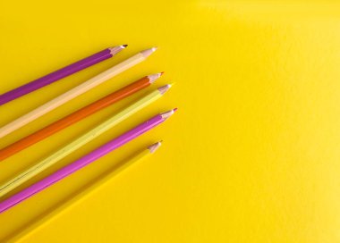 Sarı arkaplanda kopya alanı olan sarı kalemler