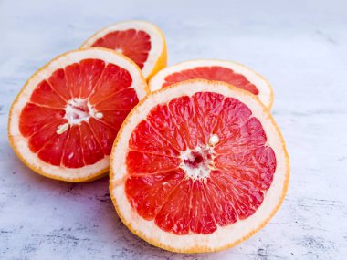 Gri desenli arka planda greyfurtları kes