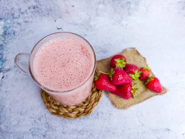 Glas Mit Frischem Erdbeer Milchshake Smoothie Und Frischen Erdbeeren Auf — Stockfoto