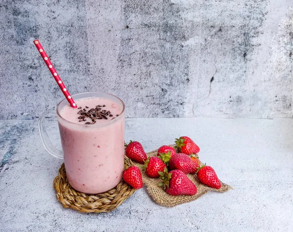 Glas Mit Frischem Erdbeer Milchshake Smoothie Und Frischen Erdbeeren Auf — Stockfoto