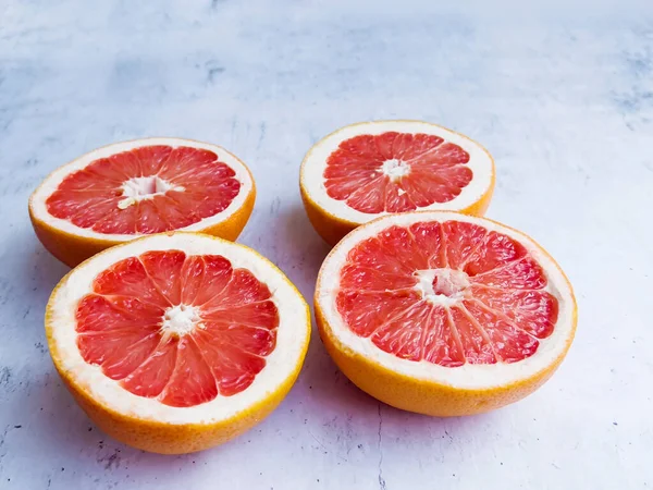 Grapefruits Auf Grauem Strukturiertem Hintergrund Schneiden — Stockfoto