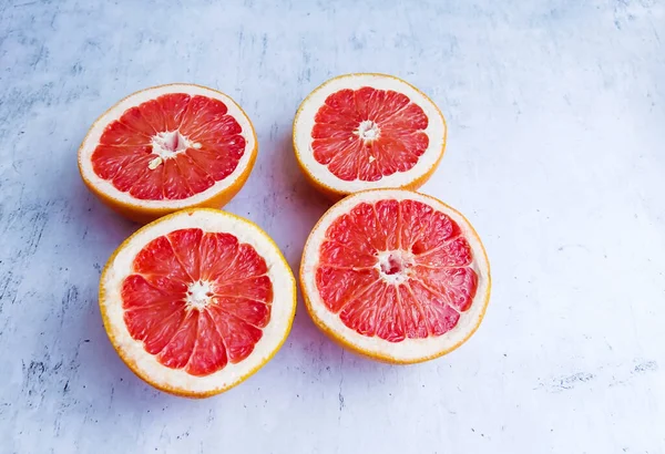Grapefruits Auf Grauem Strukturiertem Hintergrund Schneiden — Stockfoto