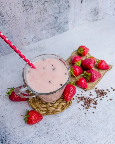 Glas Mit Frischem Erdbeer Milchshake Smoothie Und Frischen Erdbeeren Auf — Stockfoto