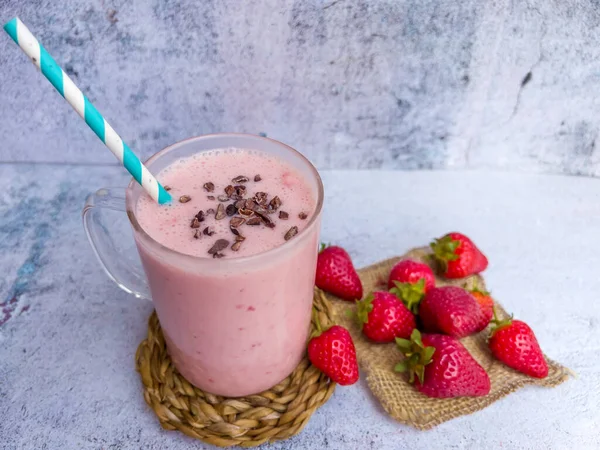 Glas Mit Frischem Erdbeer Milchshake Smoothie Und Frischen Erdbeeren Auf — Stockfoto