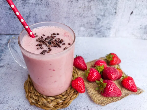 Glas Mit Frischem Erdbeer Milchshake Smoothie Und Frischen Erdbeeren Auf — Stockfoto