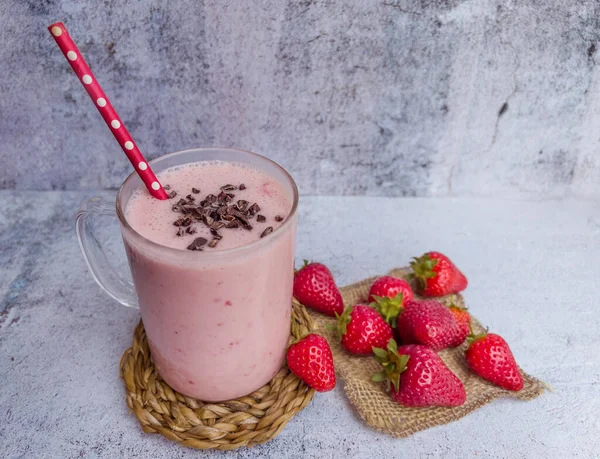 Glas Mit Frischem Erdbeer Milchshake Smoothie Und Frischen Erdbeeren Auf — Stockfoto